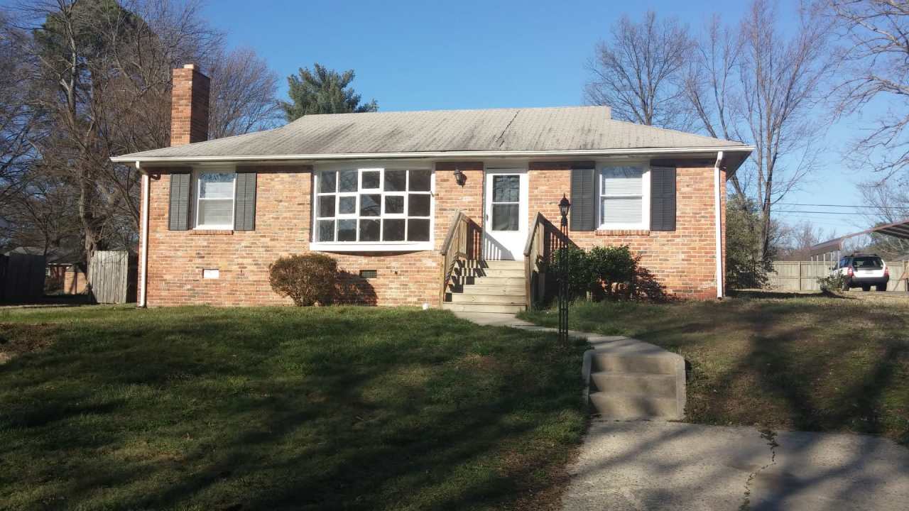 Very Spacious 3 bdrm/1 bth House Located in Henrico's West End!!
