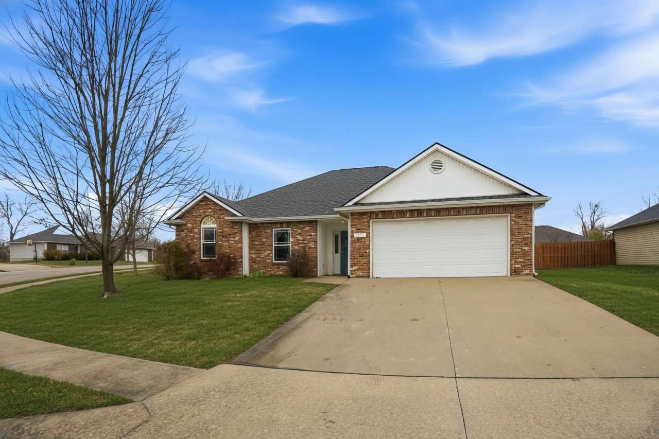 Three Bedroom/Two Bath/Fenced Yard/Community Pool