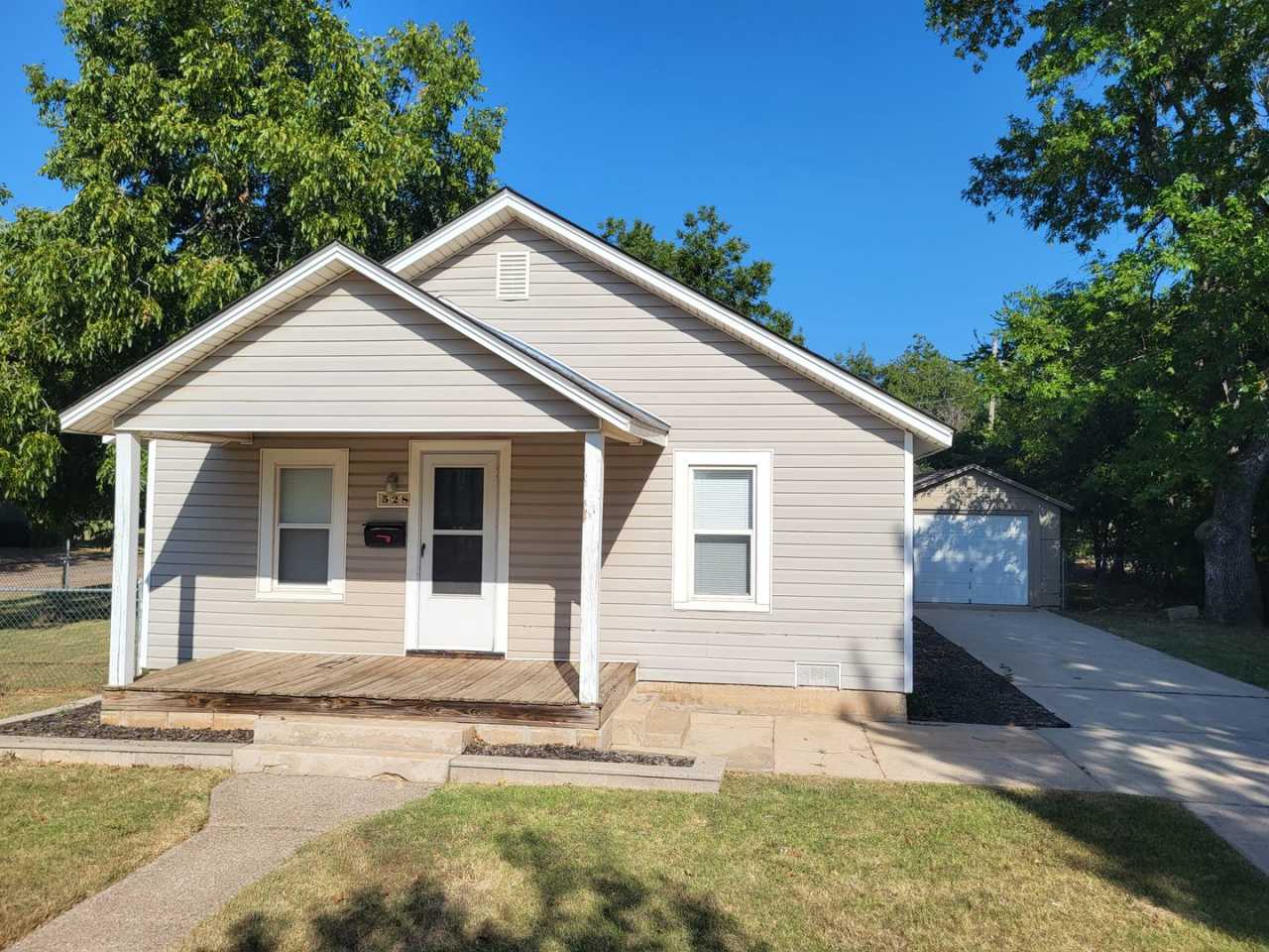 2-bedroom 1 bathroom house with garage and washer/dryer provided