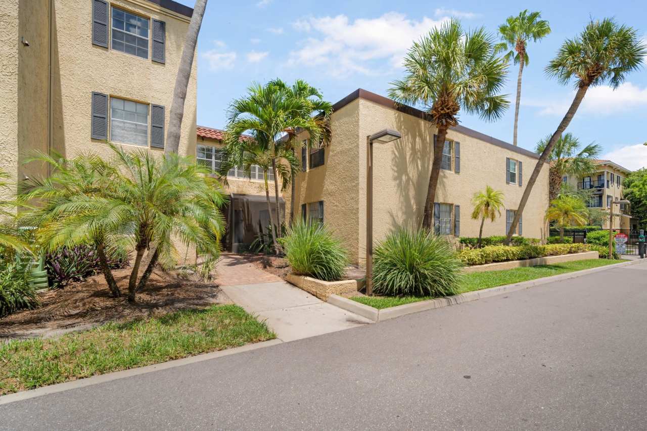 Adorable 1BD/1BTH Condo in Gated South Tampa Community with Resort Style Amenities!