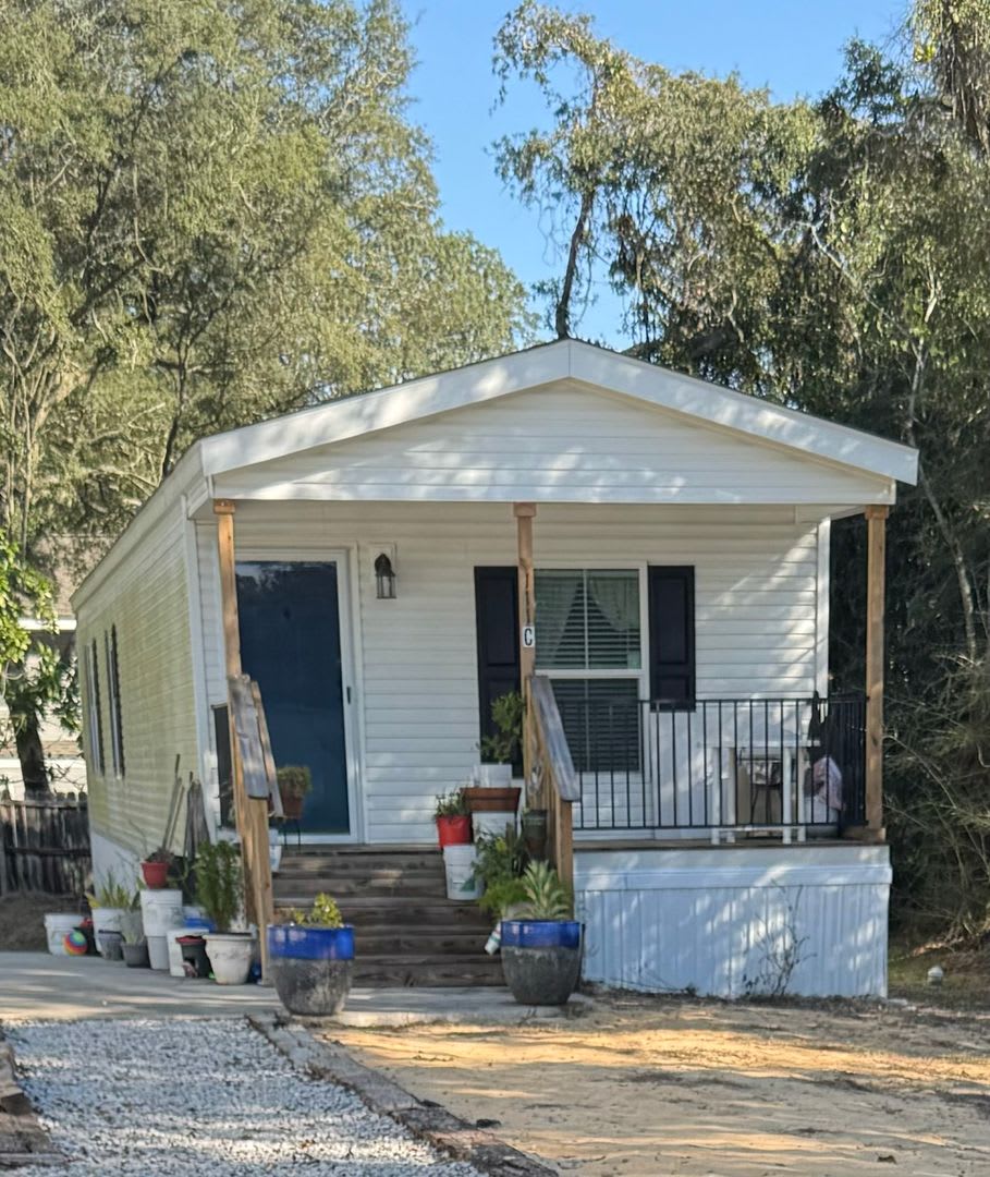Cute! - 2-Bedroom/ 1-Bath- Mobile Home