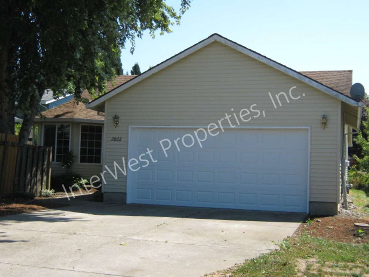 *1/2 OFF 1ST MONTH'S RENT PROMO* Ranch Style 3 Bedroom Gresham Home with 2 Car Garage, Gas Fireplace,  Yard!