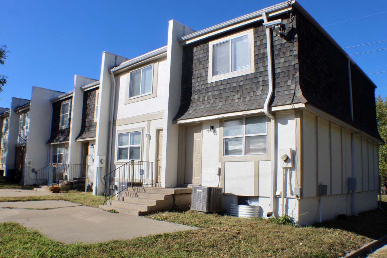 Fall Move in Special - Spacious Townhome!