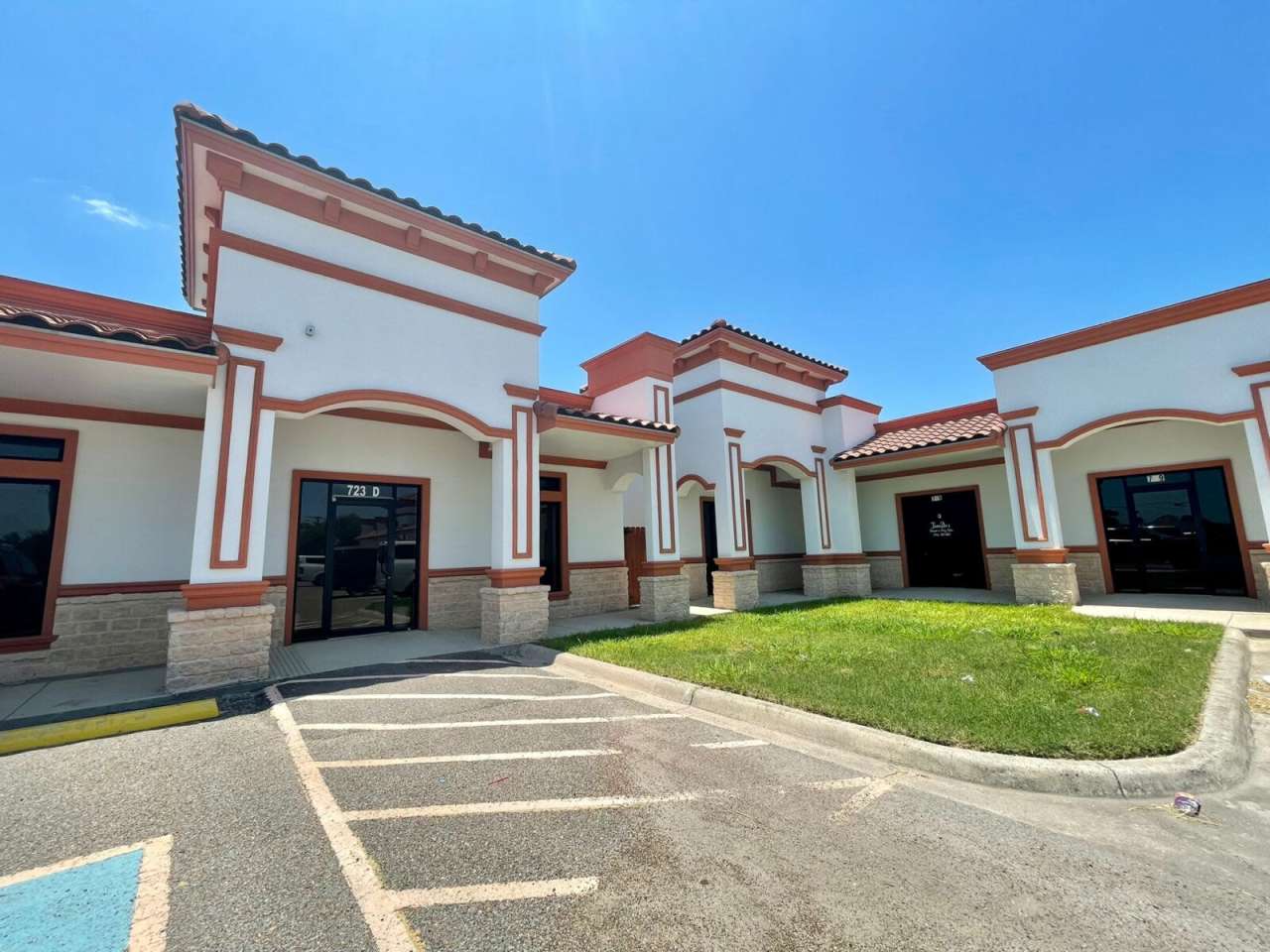 725 S Raul Longoria Rd