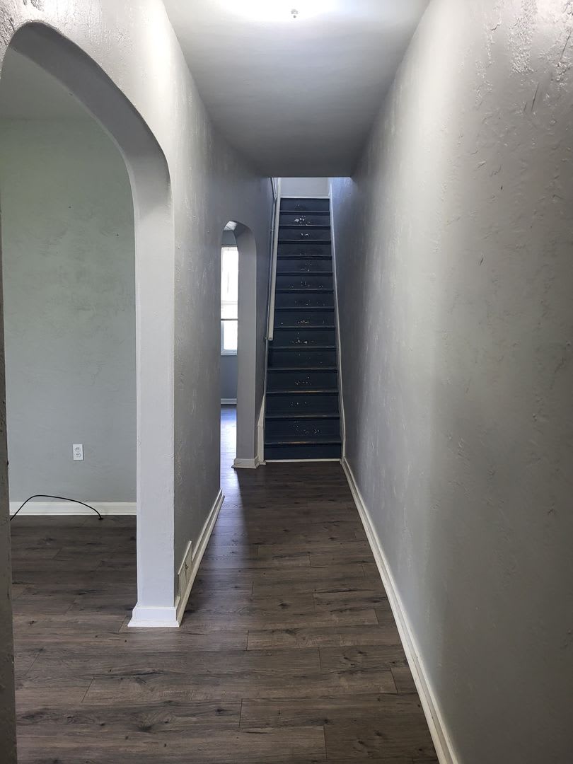 Spacious 2 bedroom in Mt Oliver! Available Now!