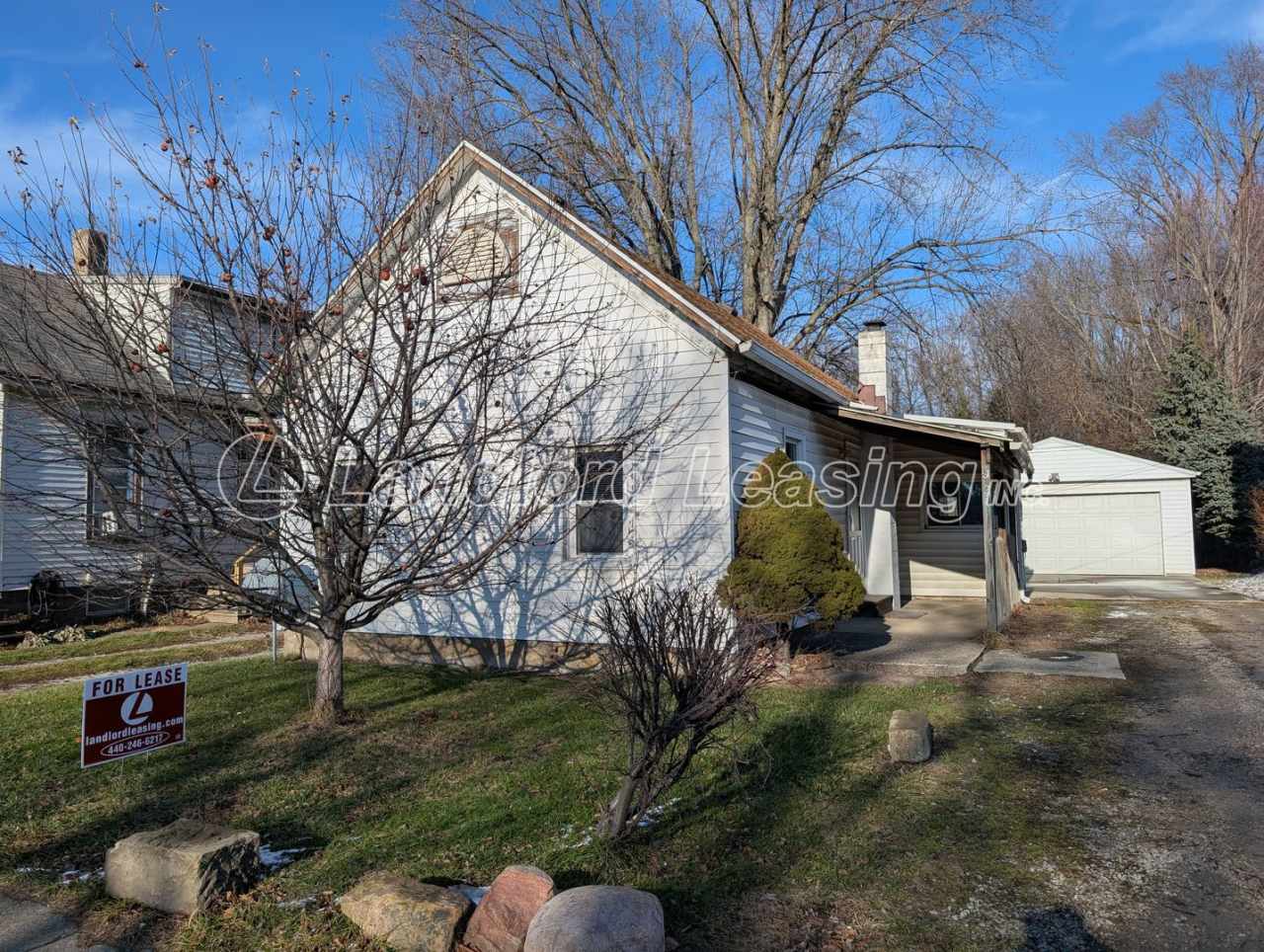 Comfortable 2-Bedroom Ranch with Amish-Built 2-Car Garage