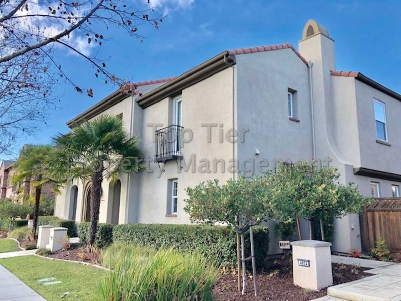 Spectacular 3 bed / 3 bath / 2,203 sqft Condo-Style Townhouse - Available 05/15