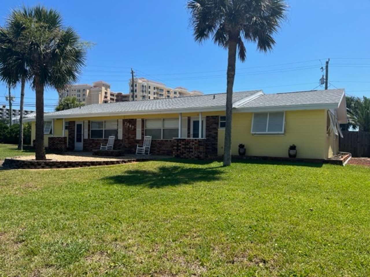 Half duplex close to the beach!