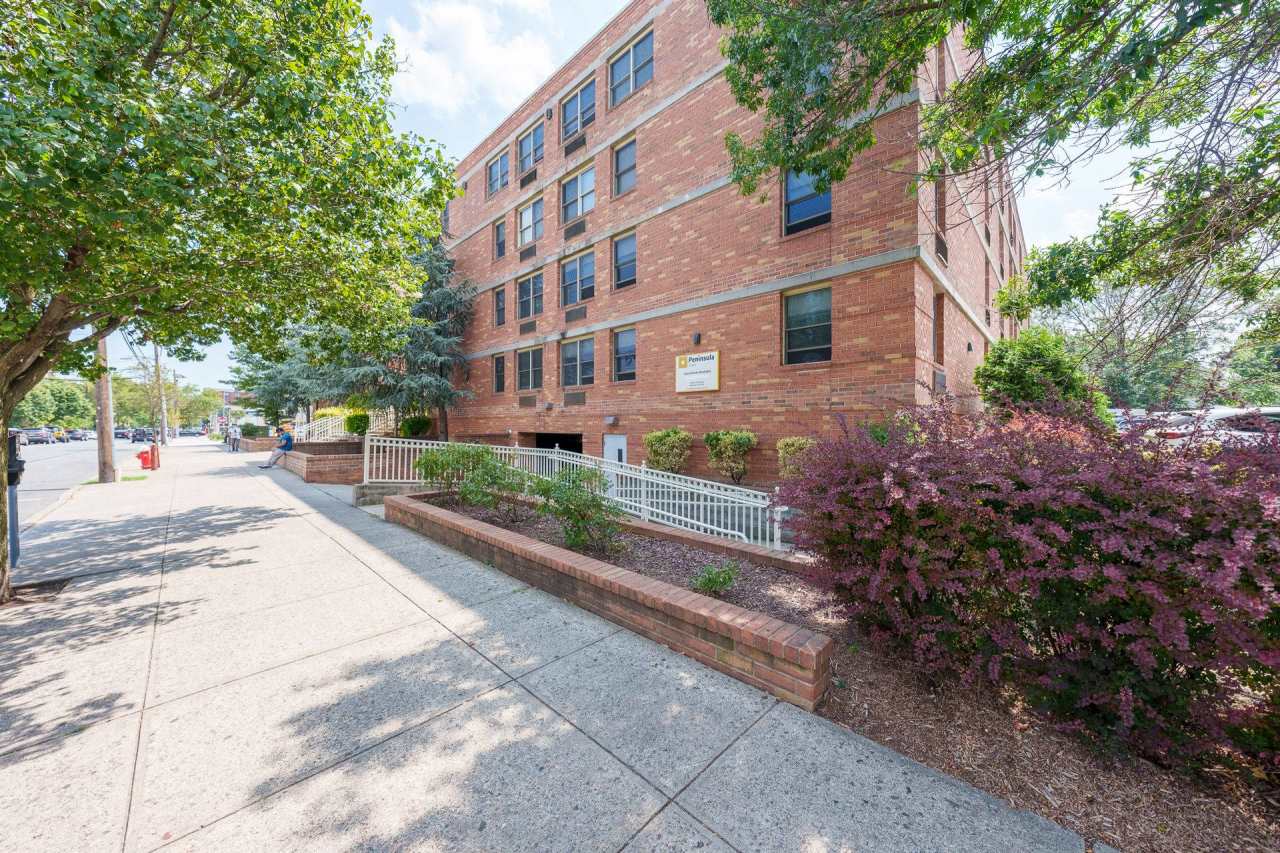 Peninsula Court Apartments