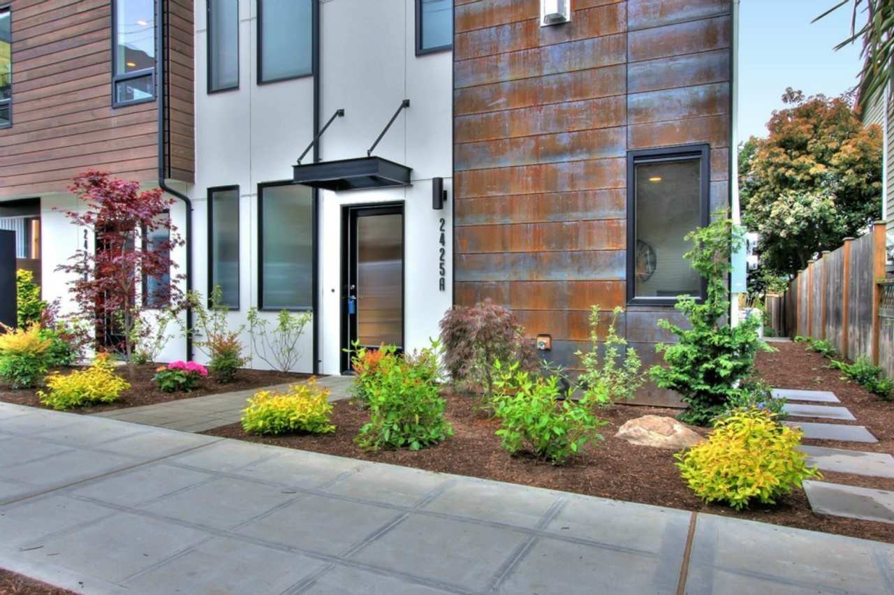 Gorgeous 4-star certified Ballard Town Home within a block to Market St