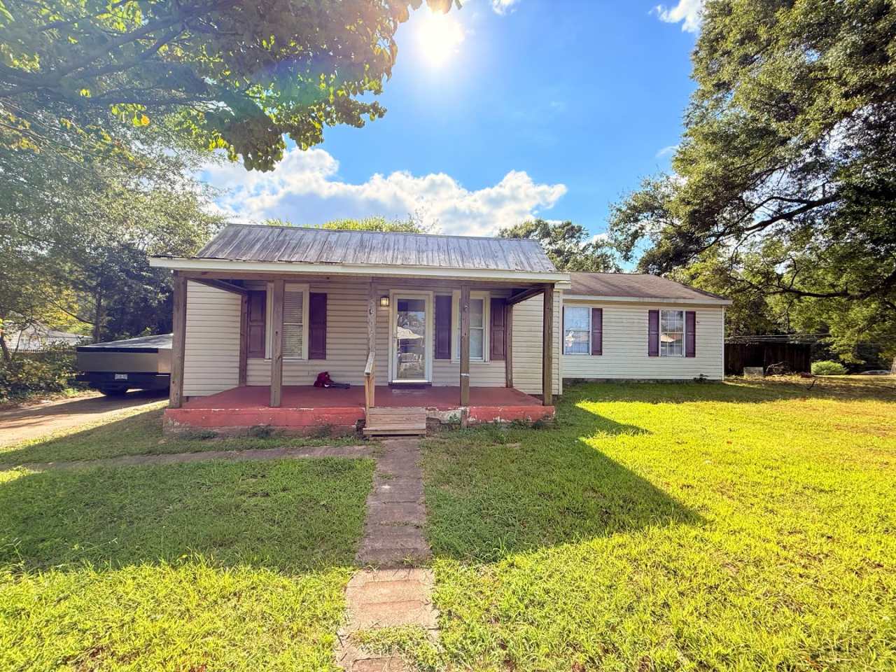 3 bed 2 bed house in Henrico! Big yard, laundry, shed, hardwoods