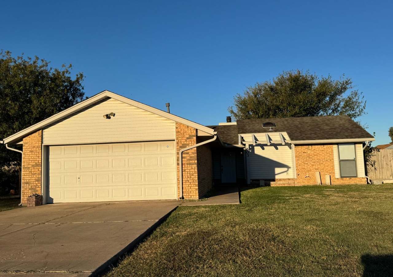 Beautifully remodeled with new paint, flooring and granite throughout!