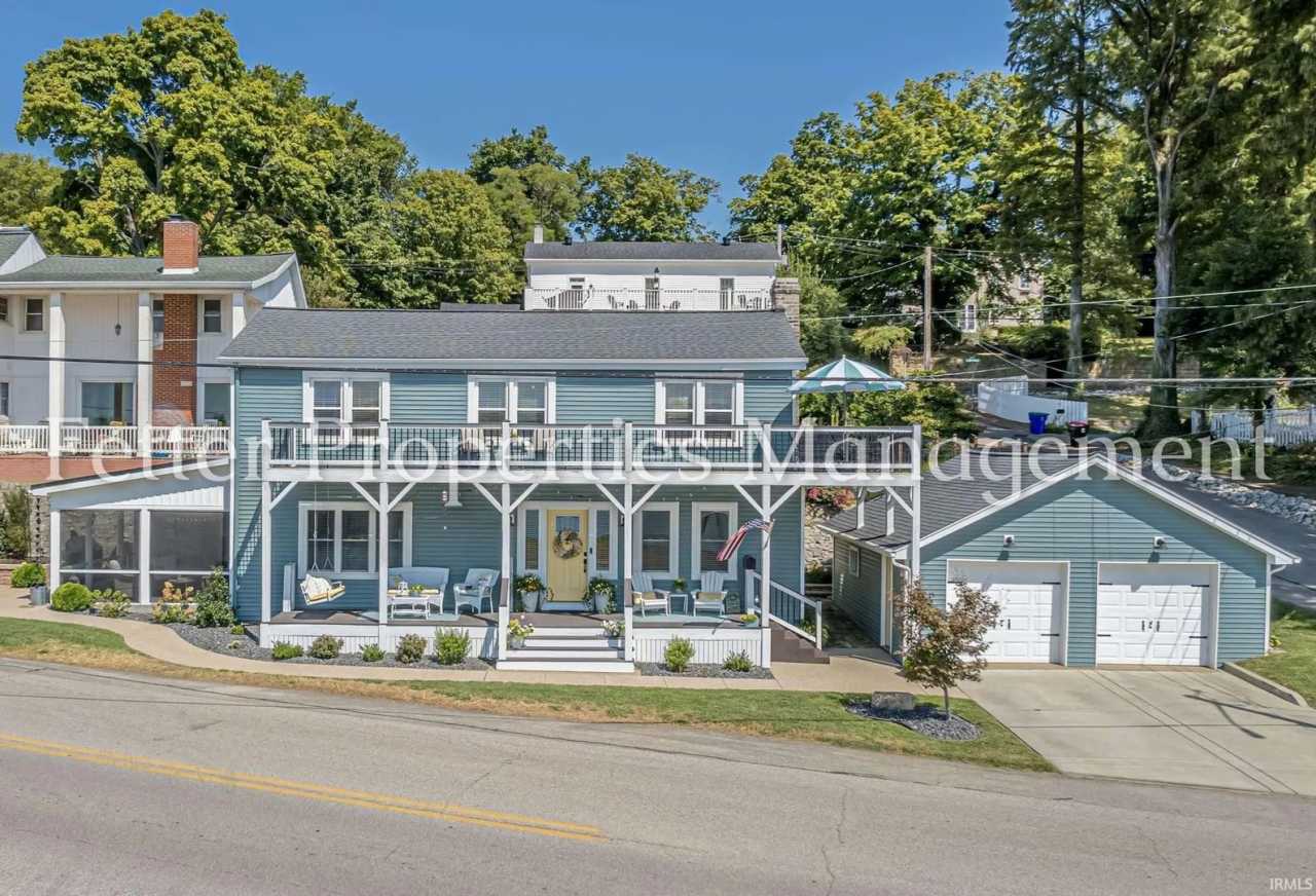 Beautiful 3 Bedroom Home with View of the Newburgh River!