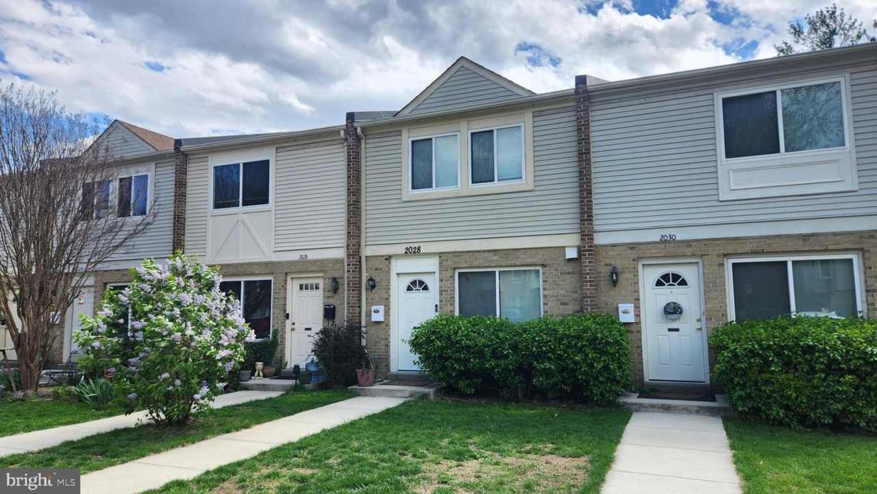 Arlington Townhouse With Attached Garage!