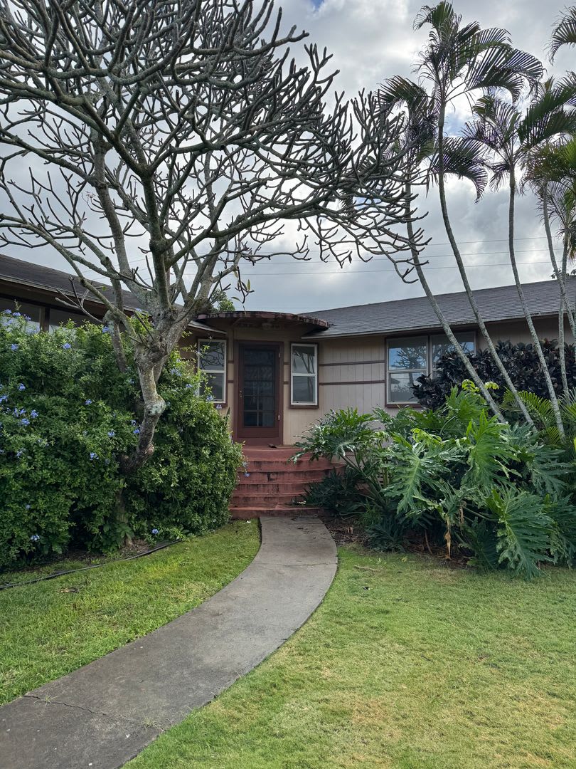 Waialua two bedroom house with maids quarters