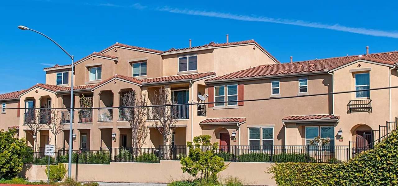 3 Bed 2.5 Bath plus extra room Townhouse Style Condo / Attached 2 Car Garage