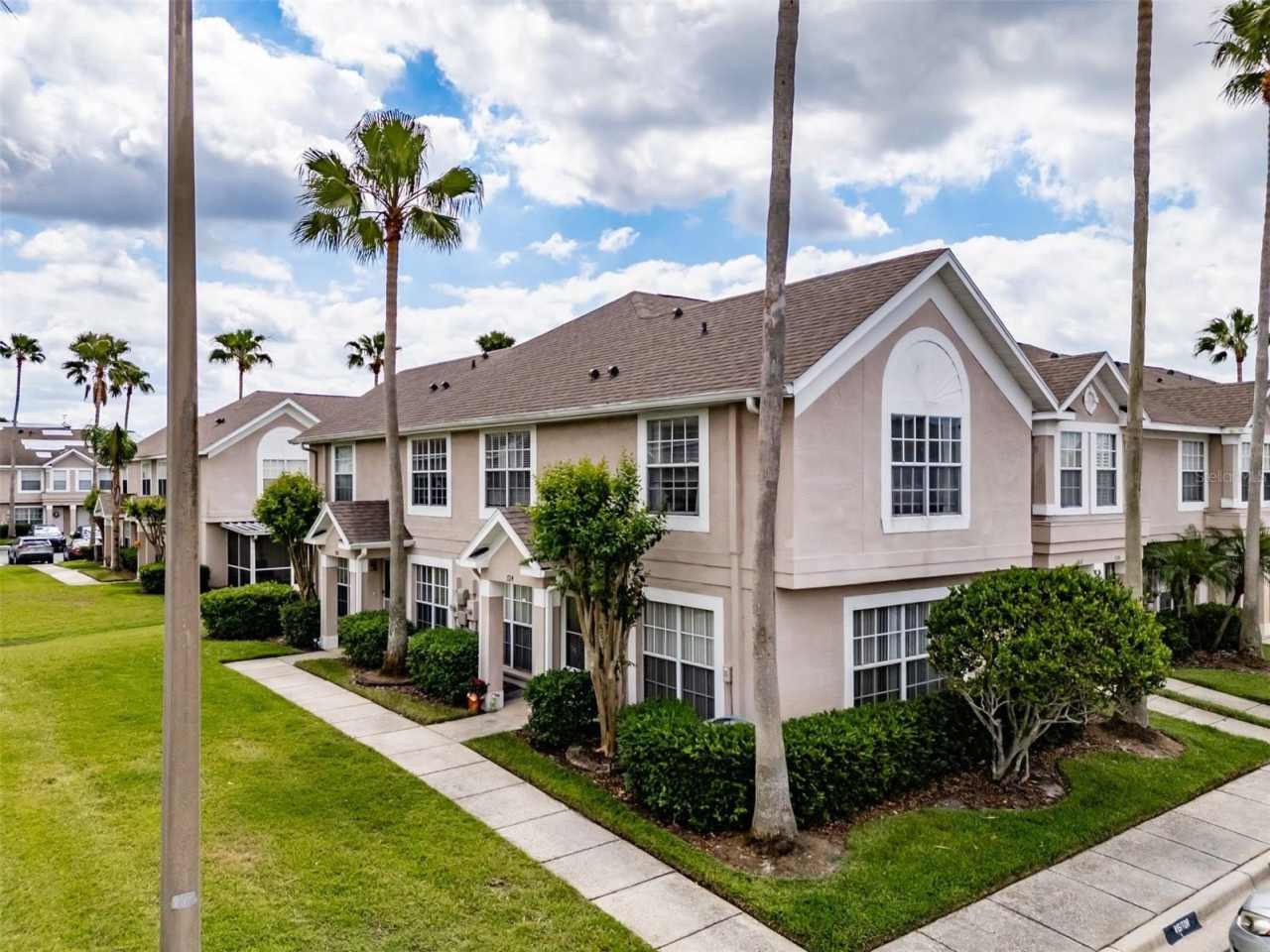 724 KENSINGTON LAKE CIRCLE