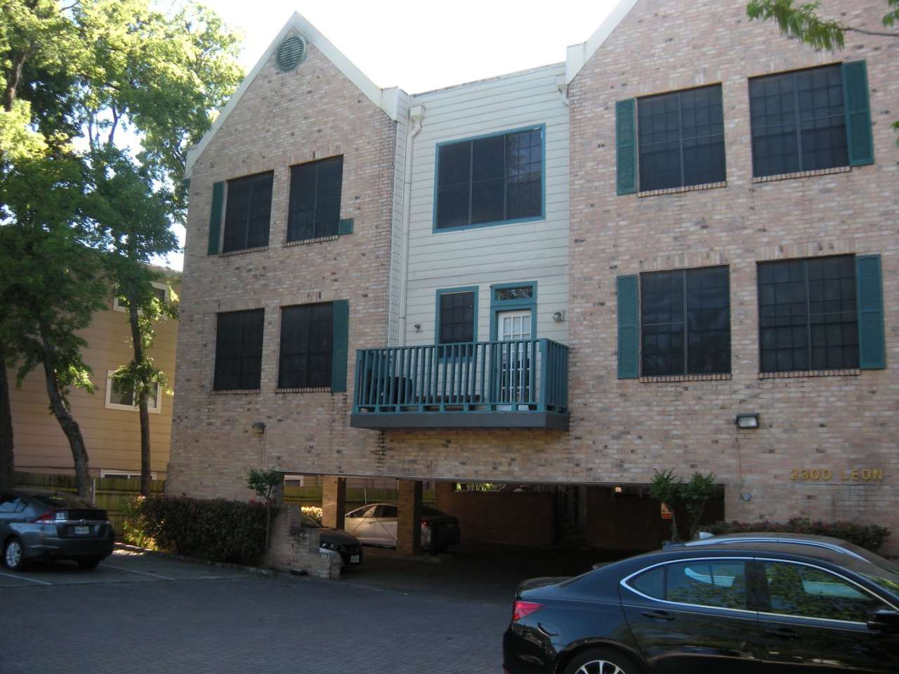 K606 - 2300 Leon #201