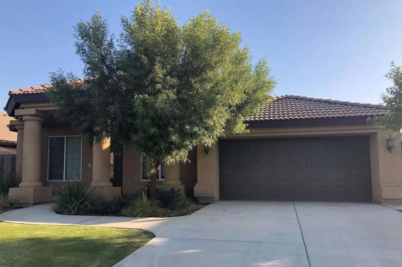 5 bedrooms 2 baths house-SW Bakersfield