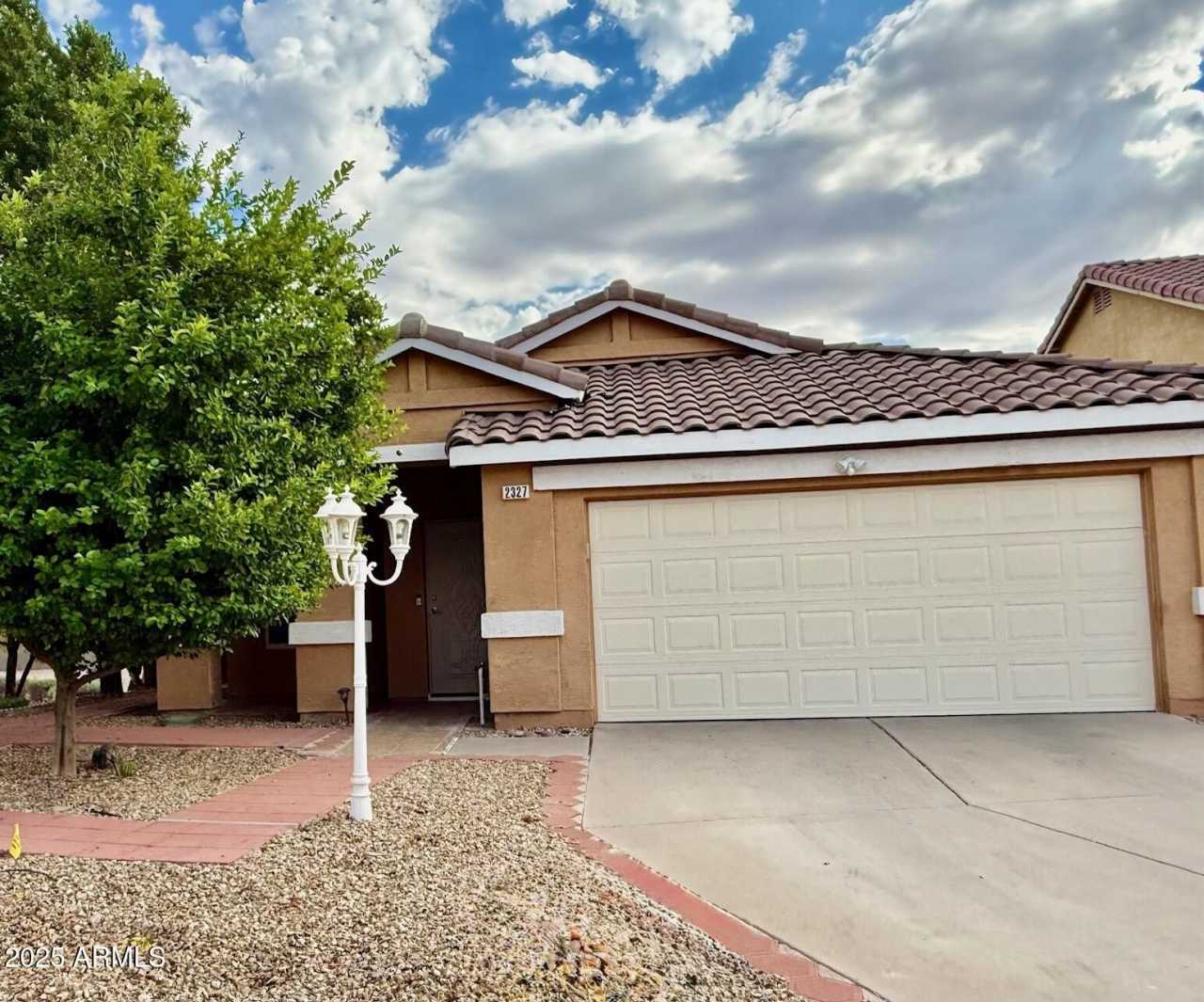 2327 E WINCHESTER Place