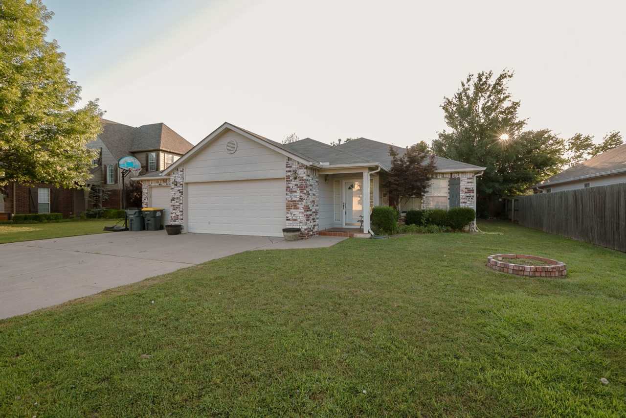 Jenks Beauty!! 3 Bedroom Home Available Immediately!