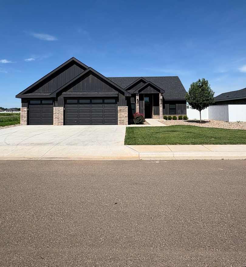 3 Bedroom 2 Bath Home Near Clovis Christian school and CCC!