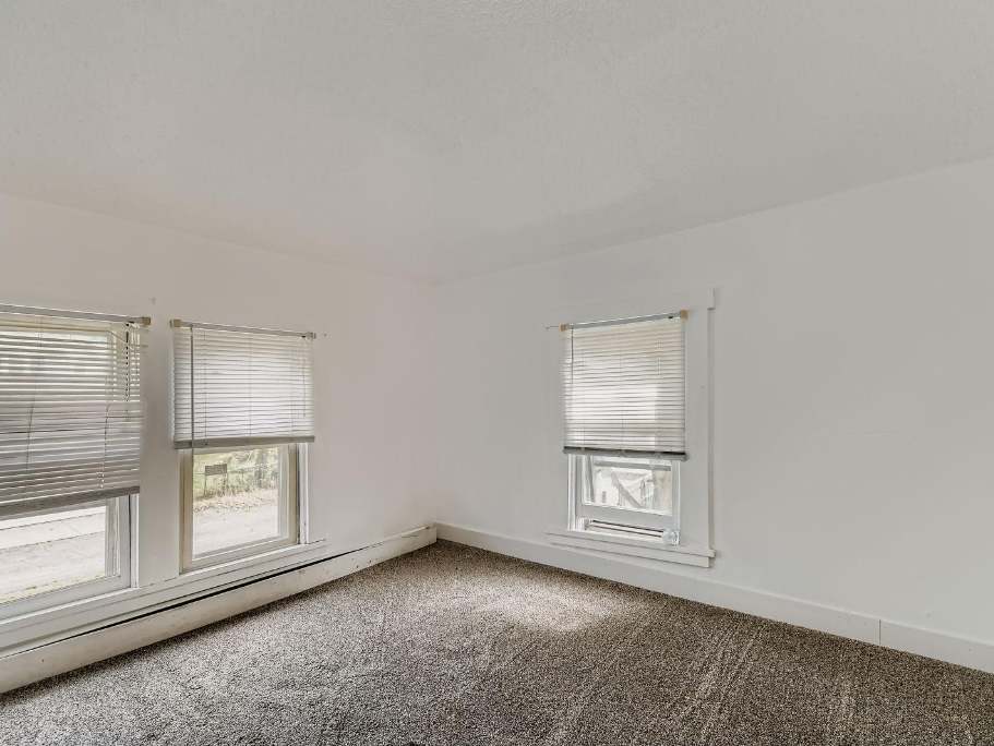 597 Geranium Avenue East