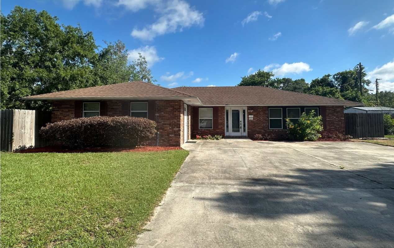 121 SE ARAPAHOE LANE