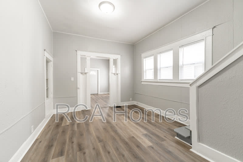 2427 North Kenwood Avenue