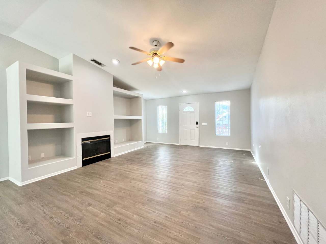 AVAILABLE NOW!! LOVELY 3 Bedroom 2 Bath Home in Palm Desert!