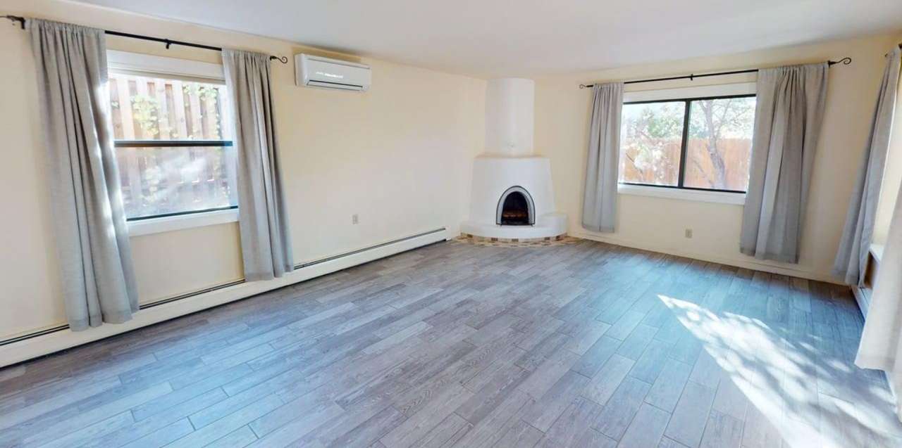 Light and Bright, Great Location