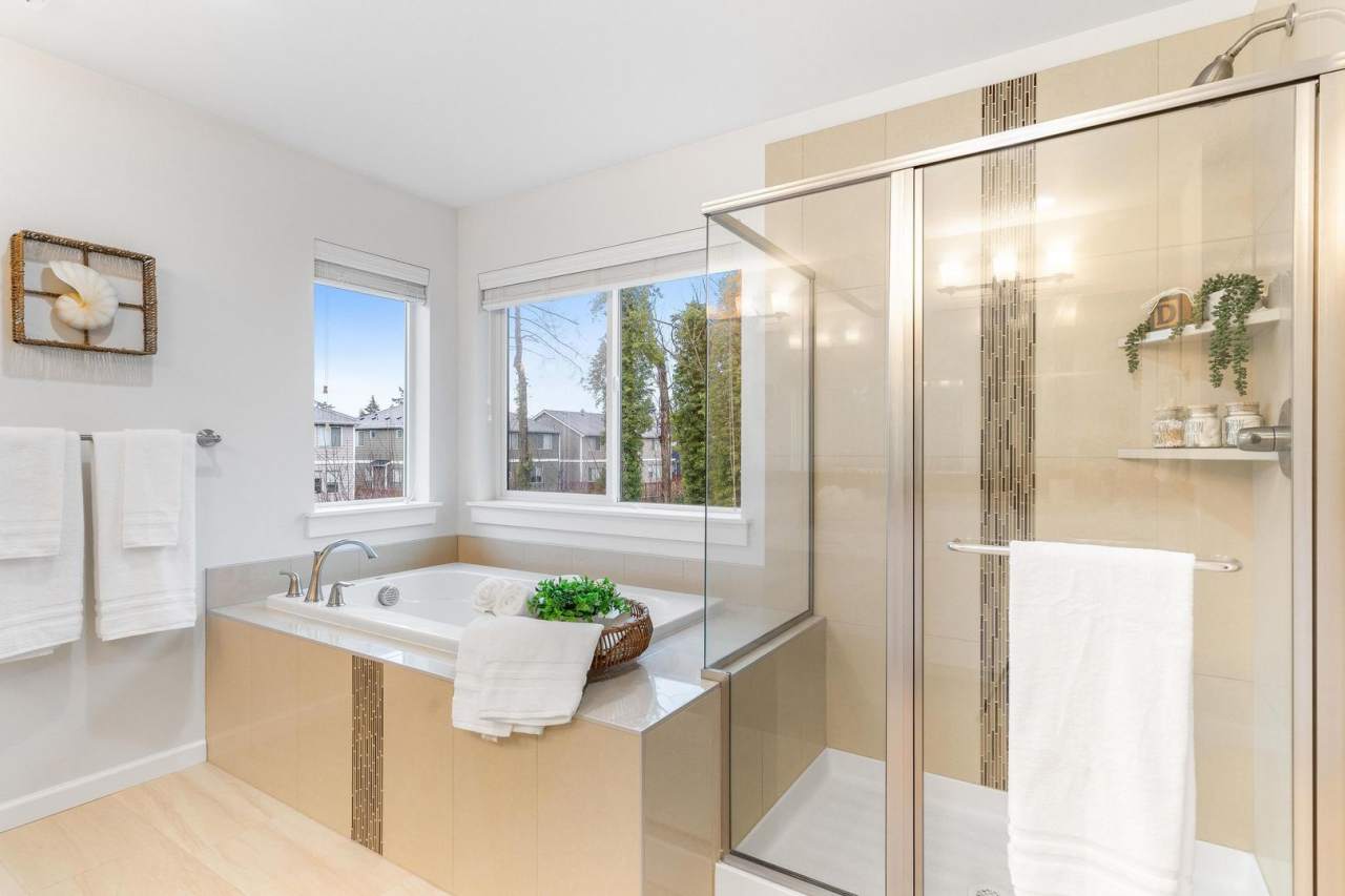 Modern Built Home in Great Neighborhood - 4 bed with den + 2.5 bath, New Kitchen