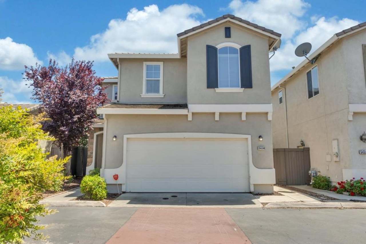 Beautiful 3 bed 2.5 bath in Natomas!