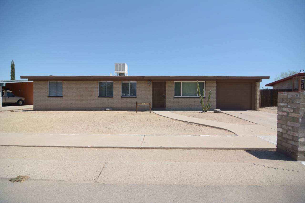 Charming 3 Bedroom 2 Bath House! Great Northwest Tucson Location