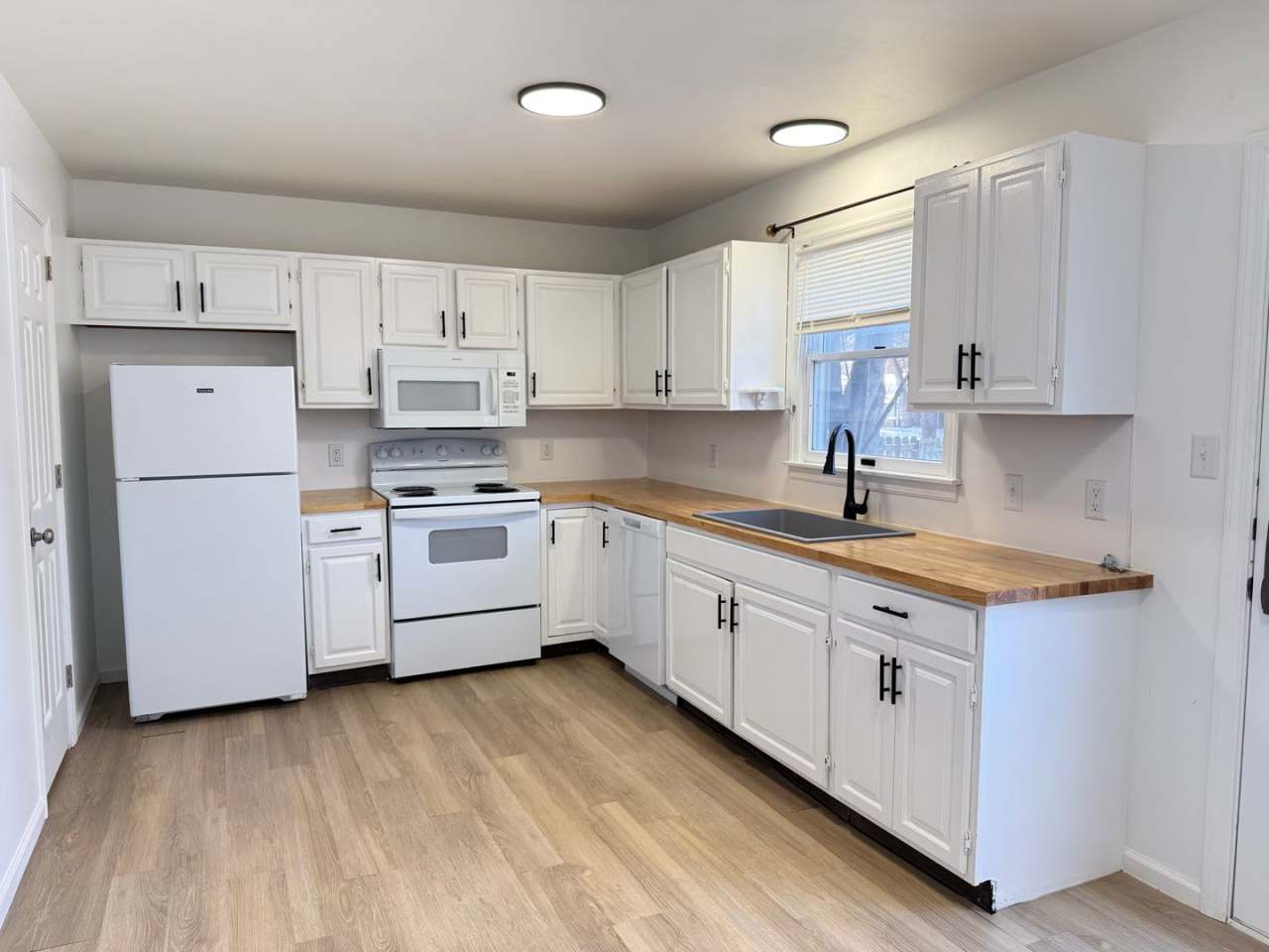 Beautiful 2-Bedroom 1.5 Bathroom Home in Elizabethtown School District!