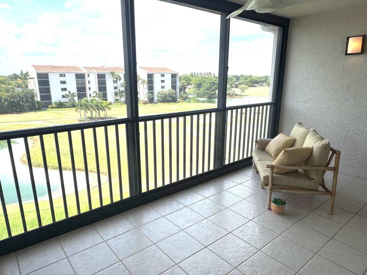 THE LANDINGS: 2 BR gorgeous condo with country club membership!