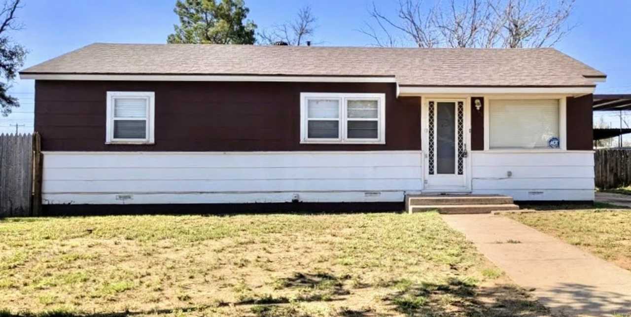 Welcoming 3‑Bed Retreat in Lamesa – Comfort Meets Classic Charm!