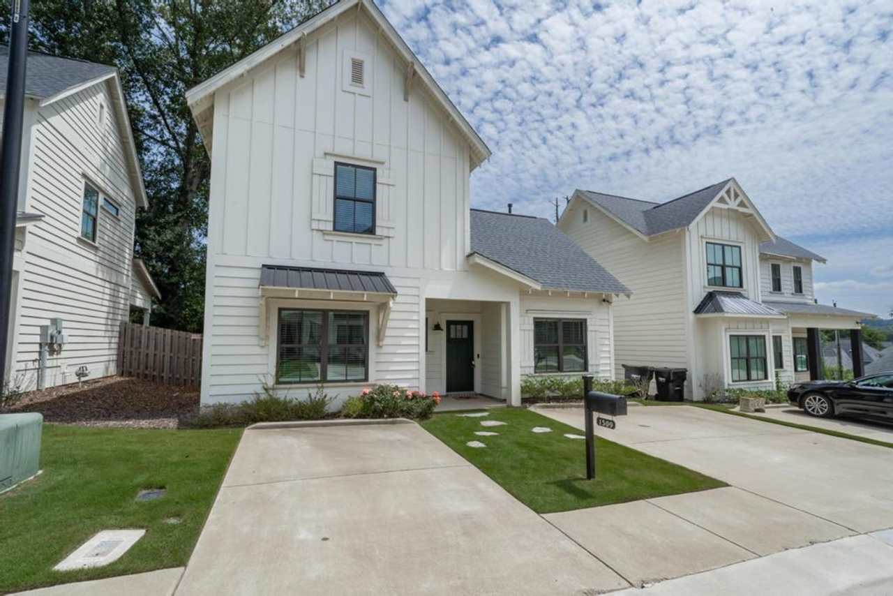 2 bedroom with bonus space in Cahaba Heights!