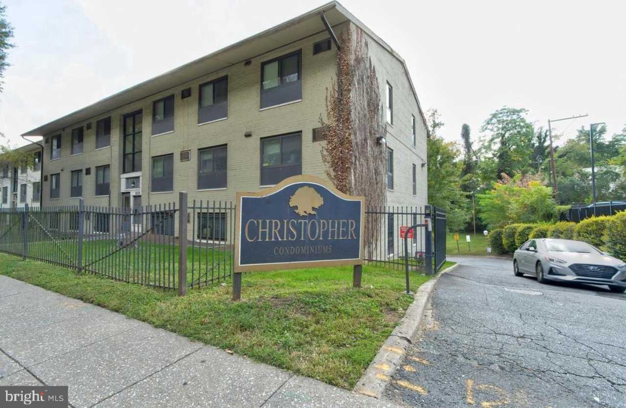 Cozy 1 Bedroom 1 Bathroom Condo- Conveniently Located at DC line