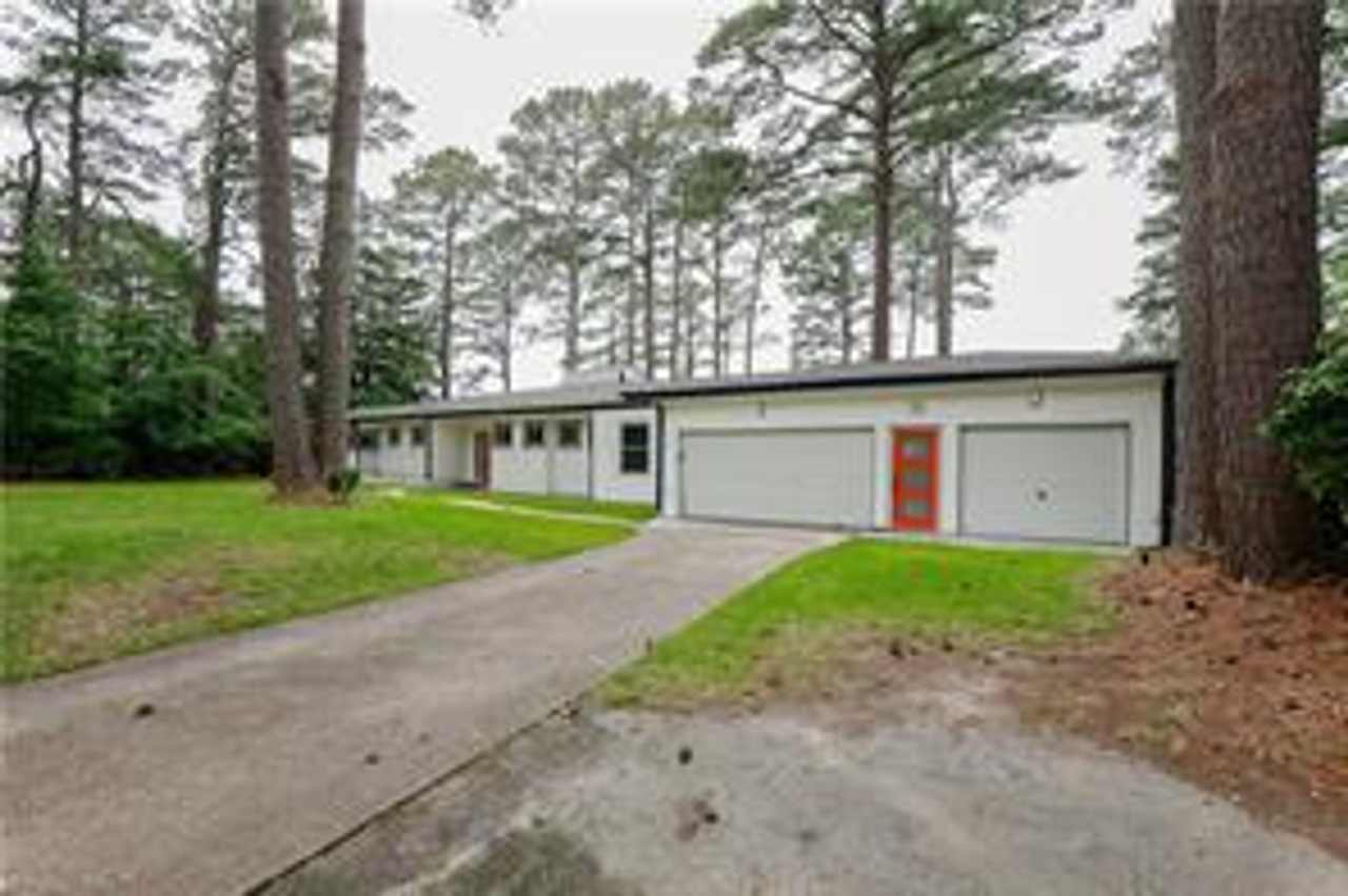 4 BED/3 BATH LOCATED IN A WATERFRONT COMMUNITY!