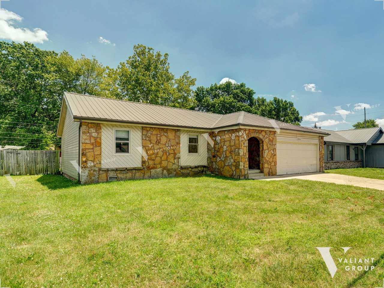 Ozarks-Style Giraffe House, 3-Bedroom, 2-Bathroom