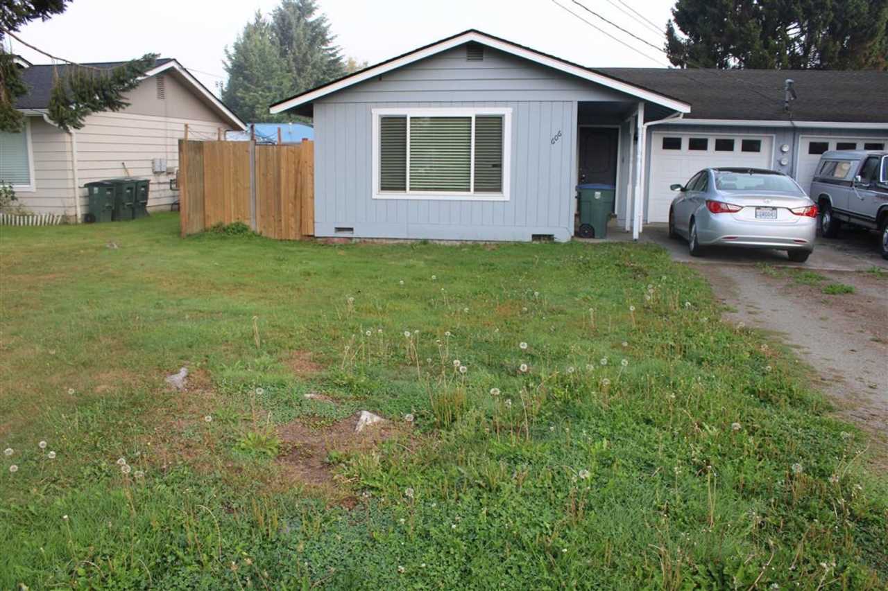 2 Bedroom, 1 Bathroom Duplex!!!!