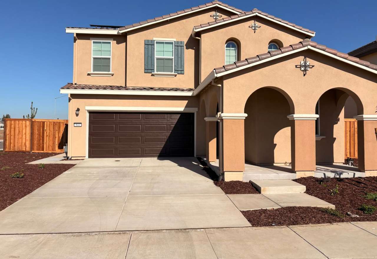 2 WEEKS FREE RENT November Special - Beautiful 2 Story Home Ready To Be Home!