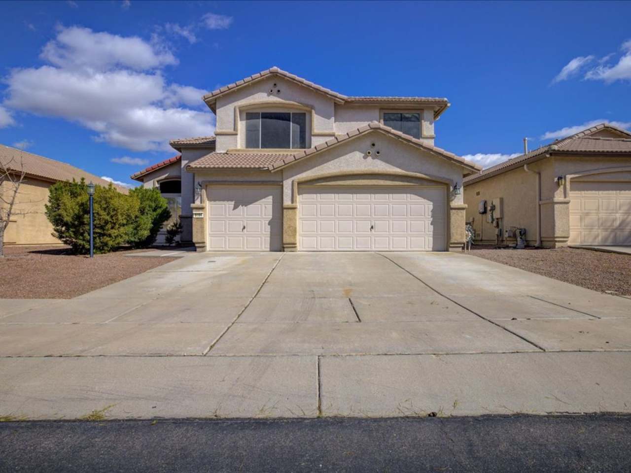 Continental Ranch 5 Bedroom 3 Bathroom w/Sparkling Pool $500 off first months rent!