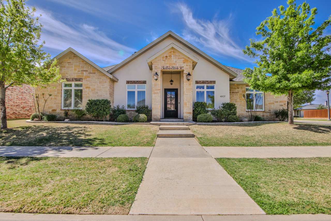 Stunning 4-Bedroom Luxury Home with Resort-Style Pool in Prestigious Oakmont Estates – Available Furnished or Unfurnished!