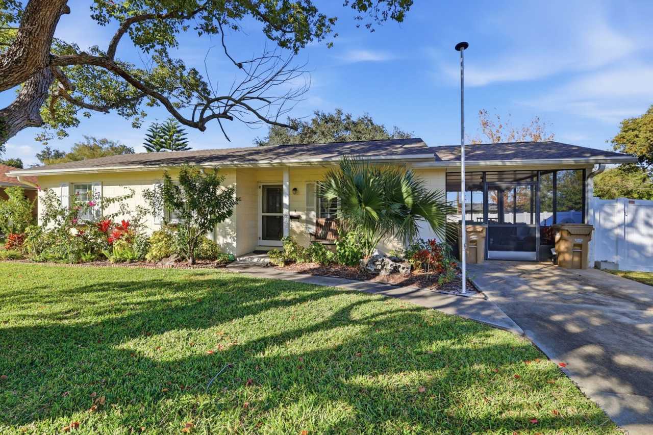 Charming 3 Bedroom Home in Mount Dora – Available Now!