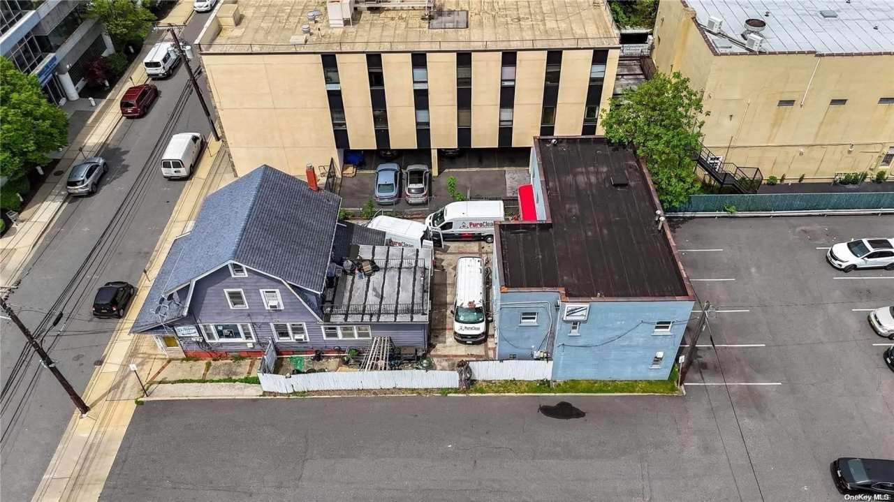 27 W Hawthorne Avenue