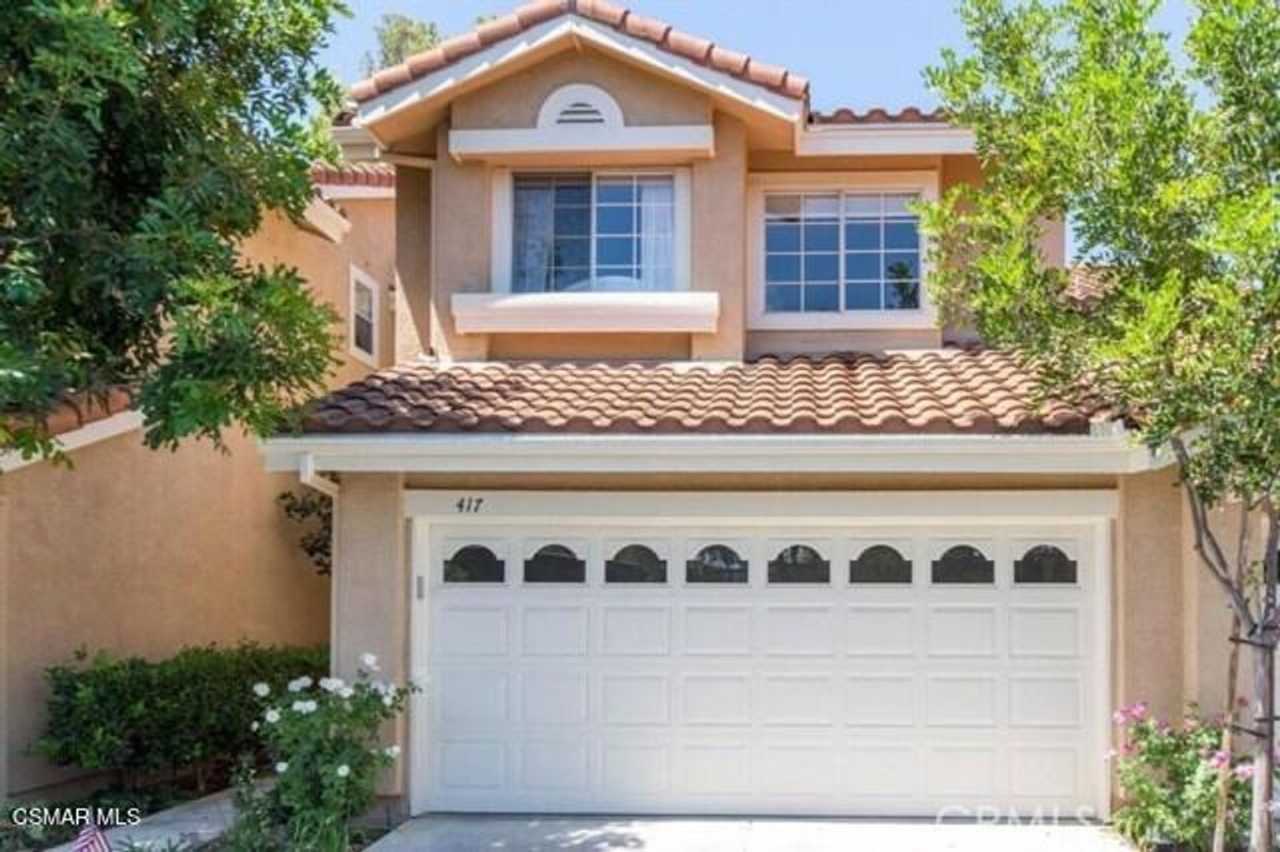 Super well maintained, beautiful, turnkey 3 Bedrooms 2.5 baths townhome in Oak Park'