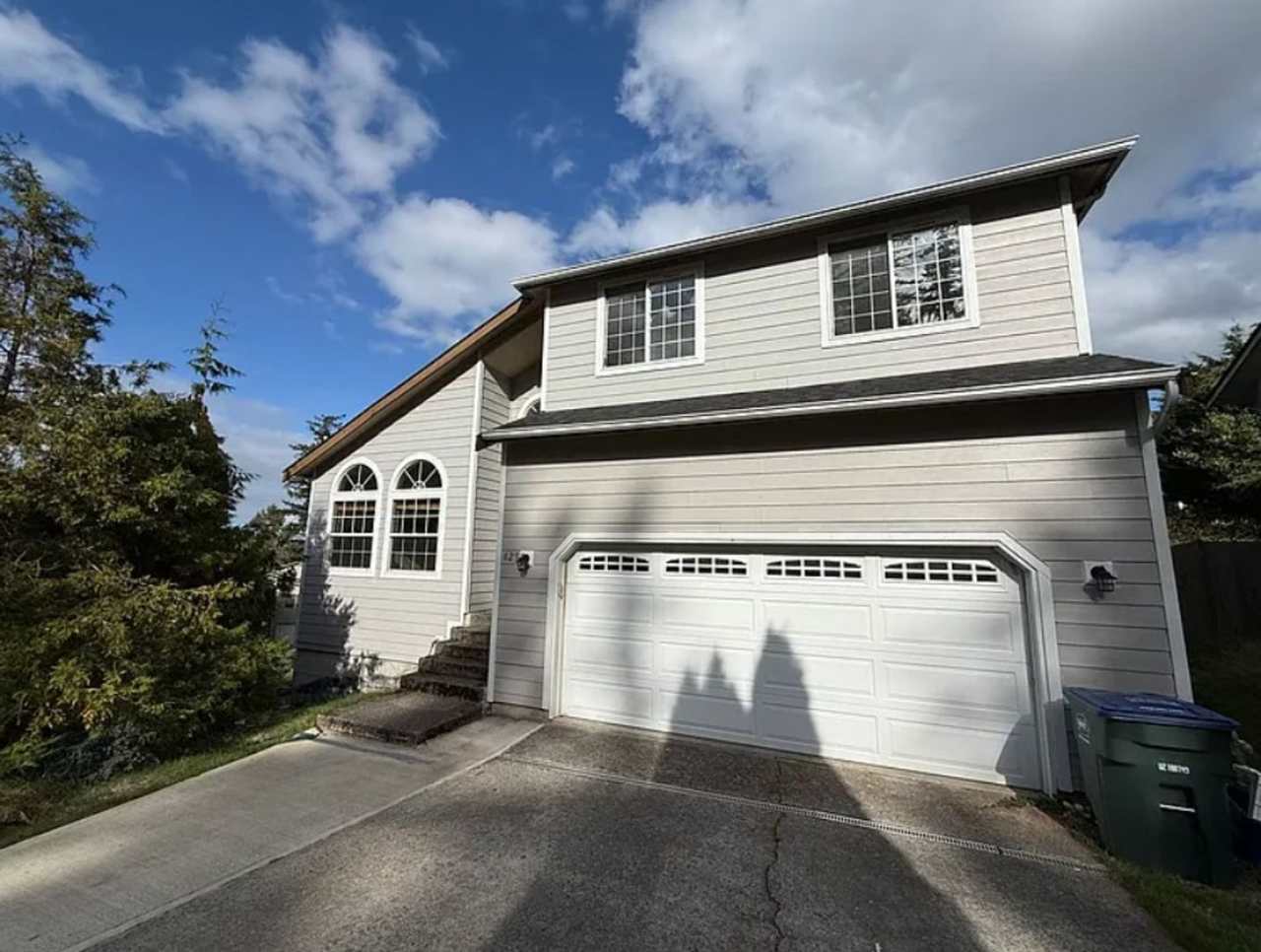 Large 6-Bedroom Home in Samish with a Fenced Yard