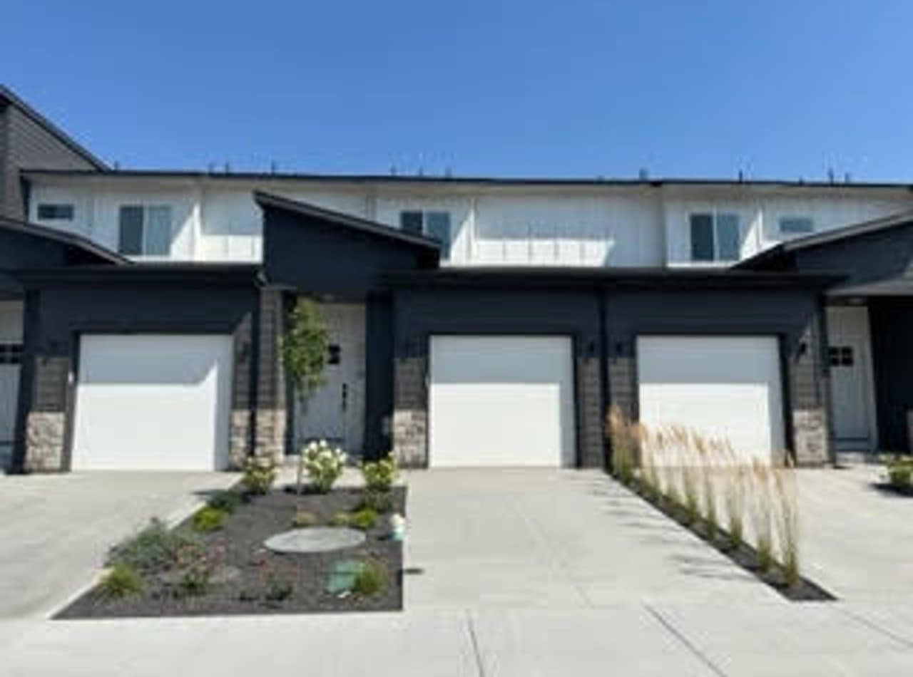 Super cute Row Home with 1 car garage 2 bed, 2.5 bath